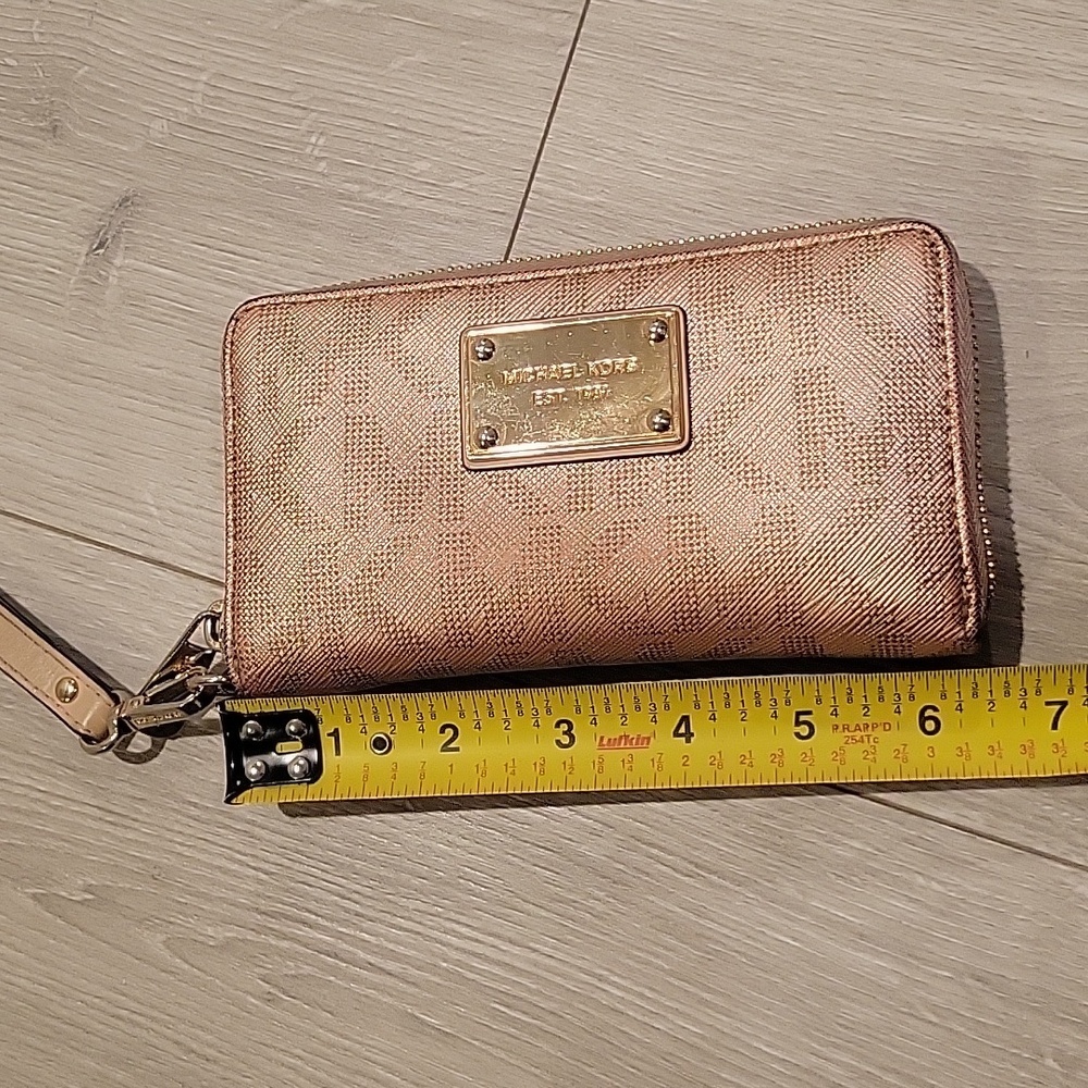 Michael Kors Wristlet/Wallet - Picture 10 of 10